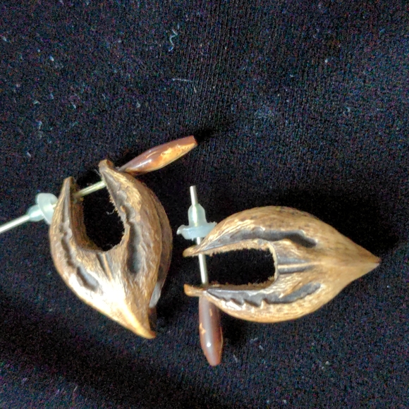 Wood/Nut Earrings - Picture 2 of 5